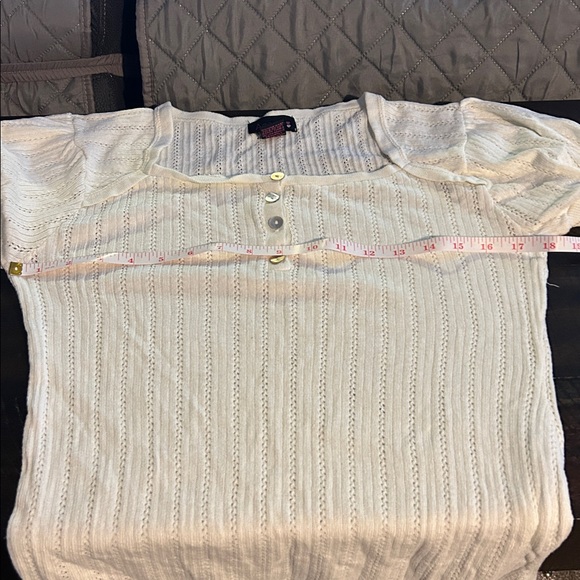 Adorable beige knit top with beautiful sea shell accent buttons - Picture 6 of 8